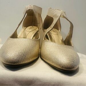 Lifestride Giovanna 2” Pump Heel Women’s Size 8.5 W Gold Back Zipper Evening